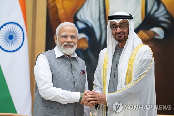 사진은 15일 아부다비서 악수하는 UAE 대통령 겸 아부다비 군주와 모디 인도 총리(왼쪽)(출처: EPA, 연합뉴스)