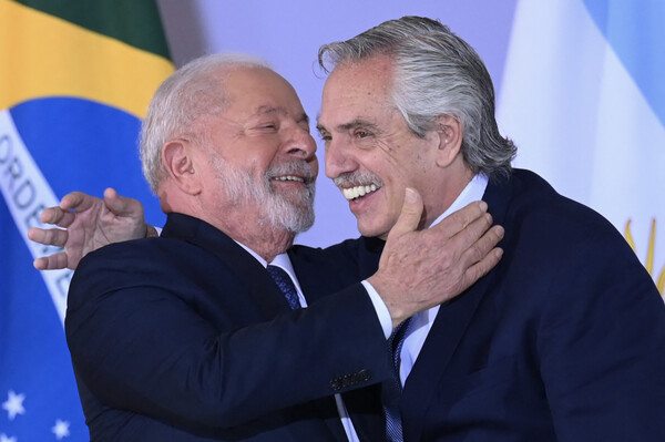 루이스 이나시우 룰라 다시우바 브라질 대통령(왼쪽)과 알베르토 페르난데스 아르헨티나 대통령이 포옹하고 있다. (AFP/연합뉴스)
