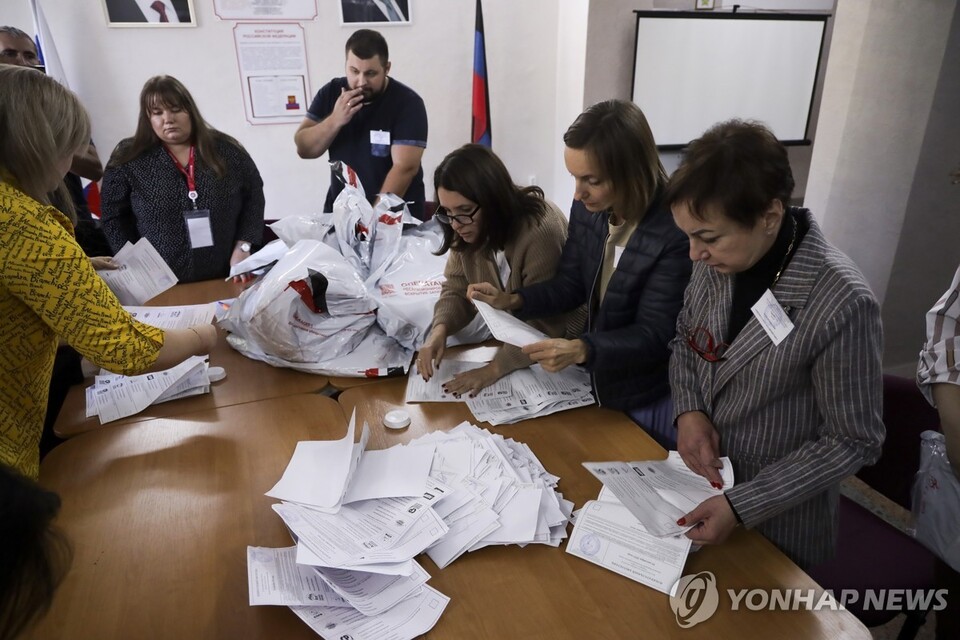10일 도네츠크의 러시아 지방선거 후 개표 작업. (AP.연합뉴스) 2023.09.25.