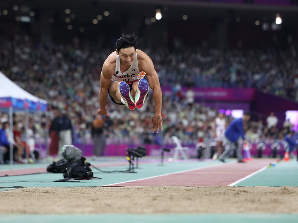 3일 중국 항저우 올림픽 스포츠센터에서 열린 2022 항저우 아시안게임 남자 세단뛰기 결선에 출전한 유규민이 1차시기 점프하고 있다. (출처: 연합뉴스)