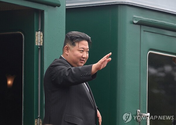17일(현지시간) 김정은 북한 국무위원장이 러시아 연해주 기차역에서 북한으로 향하는 전용 열차에 탑승하기 전 러시아 관계자들에게 손을 흔들고 있다. (출처: 연합뉴스)