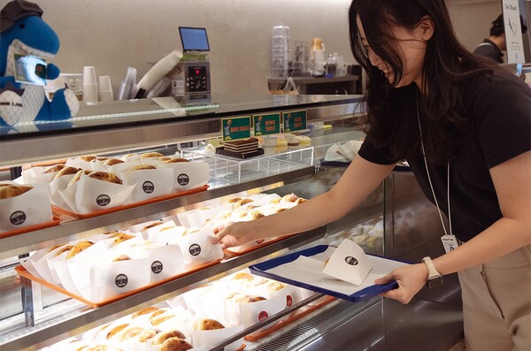 한 임직원이 CJ프레시웨이가 운영하는 고객사의 사내 카페에서 ‘코끼리베이글’의 메뉴들을 고르고 있다. (제공: CJ프레시웨이)