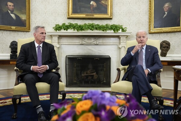 백악관서 부채한도 협상하는 바이든과 매카시 美 하원의장(출처: AP, 연합뉴스 )