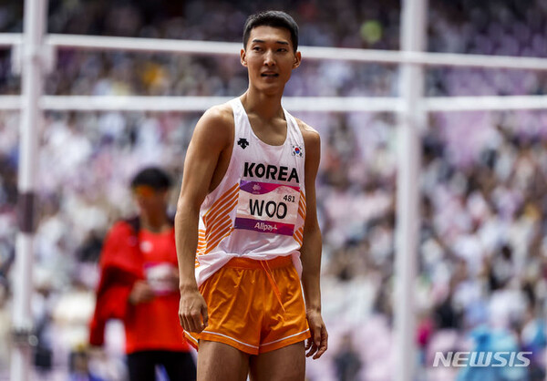 2일 중국 항저우 올림픽 스포츠센터 스타디움에서 열린 2022 항저우 아시안게임 육상 남자 높이뛰기 예선에서 우상혁이 1차시기 2m15 도전에 성공한 뒤 기뻐하고 있다. (출처: 뉴시스)