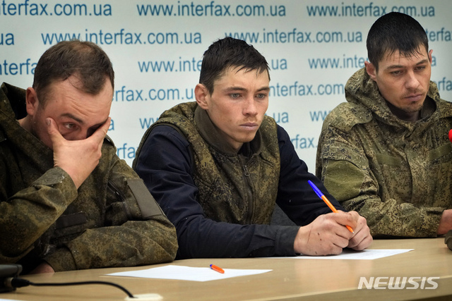 포로로 잡힌 러시아 군인들이 5일(현지시간) 우크라이나 키이우의 인테르팍스 통신사에서 열린 기자회견 중 언론의 질문에 답하고 있다. (출처: 뉴시스)