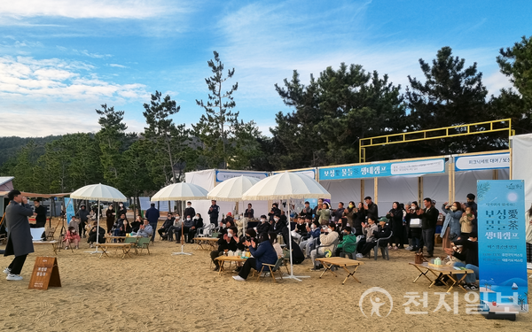 관광객들이 지난해 율포 해수욕장에서 열린 생태 캠프를 즐기고 있다. (제공: 보성군) ⓒ천지일보 2023.10.05.