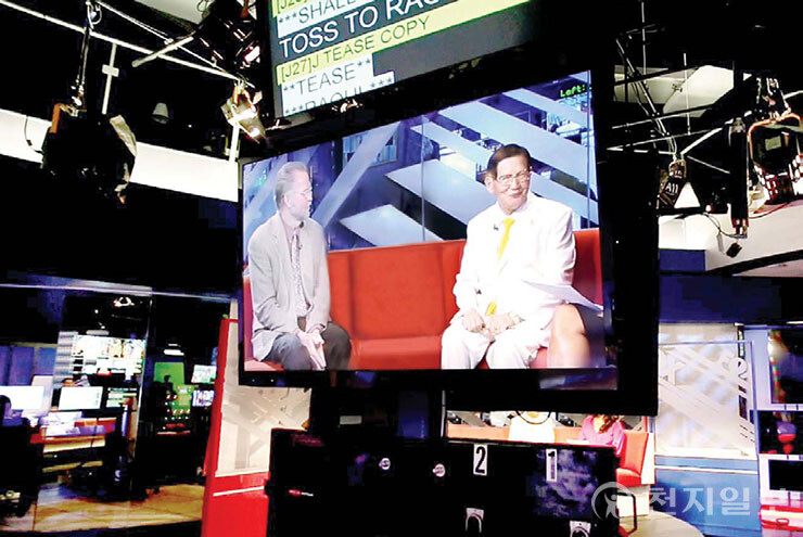 미국 샌디에고 케이블TV FOX TV 방송에 2013년 11월 1일 출연해 인터뷰 중인 이만희 대표. (제공:HWPL)  ⓒ천지일보 2023.10.06.