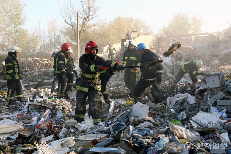 우크라이나 구조대원들이 러시아 미사일로 초토화된 하르키우 지방의 한 마을 장례식장에서 인명 구조작업을 펼치고 있다. (우크라 국가비상사태국) ⓒ천지일보 2023.10.06.