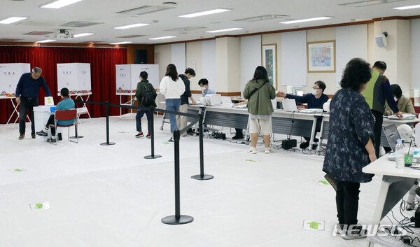 [서울=뉴시스] 6일 서울 강서구 발산제1동 사전투표소에서 유권자가 강서구청장 보궐선거 사전투표를 하고 있다. 
