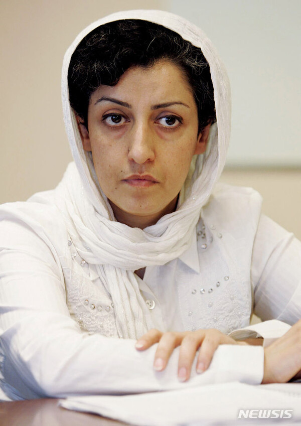 [제네바(스위스)=AP/뉴시스] 2008년 6월9일 스위스 제네바 유엔본부에서 나르게스 모하마디 이란 인권수호센터 대표가 기자회견을 하고 있다. 2003년 노벨 평화상은 이란 여성들에 대한 탄압에 맞서 싸우다 수감된 이란 인권운동가 나르게스 모하마디에게 돌아갔다고 노르웨이 노벨 위원회가 6일 발표했다. 2023.10.6.