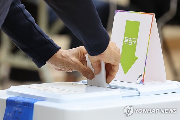 서울 강서구청장 보궐선거 사전투표가 시작된 6일 오전 서울 방화1동 주민센터에 마련된 투표소에서 유권자가 투표하고 있다.사전투표는 7일까지 이틀간 오전 6시부터 오후 6시까지 진행된다. (출처: 연합뉴스)