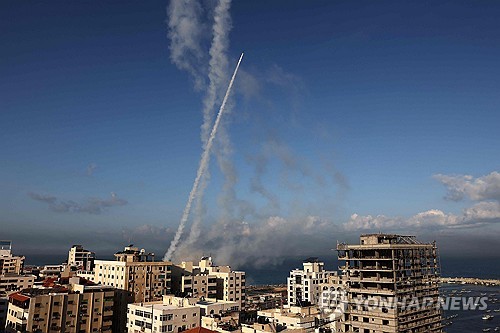 7일(현지시간) 가자시티에서 하마스 운동의 군사 날개인 이즈 알딘 알 카삼 민병대의 무장세력에 의해 가자 지구 해안에서 이스라엘을 향해 로켓이 발사됐다. 네타냐후 이스라엘 총리는 TV 성명에서 이스라엘이 전쟁 중이라고 밝혔다. (출처: AFP)