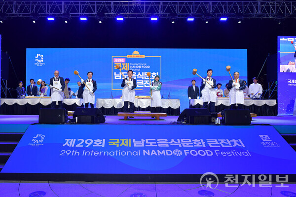 6일 여수세계박람회장에서 제29회 국제 남도음식문화큰잔치가 개막한 가운데 김영록 지사(왼쪽에서 세 번째)가 참가한 주요 인사들과 떡메치기 퍼포먼스를 하고 있다. (제공: 여수시)ⓒ천지일보 2023.10.07.