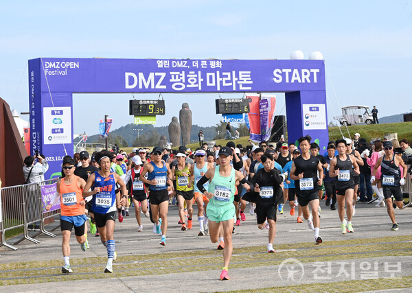 접경지 비무장지대(DMZ) 일원을 달리며 생태·평화·역사적 가치를 체감해 보는 ‘2023 DMZ 평화 마라톤 대회’가 지난 7일 파주 DMZ 일원에서 열리고 있다. (제공: 경기도) ⓒ천지일보 2023.10.08.