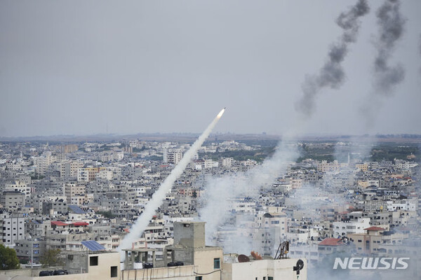 [가자지구=AP/뉴시스] 7일(현지시간) 팔레스타인 무장단체 하마스가 발사한 로켓포가 가자지구에서 이스라엘 방향으로 날아가고 있다. 2023.10.07