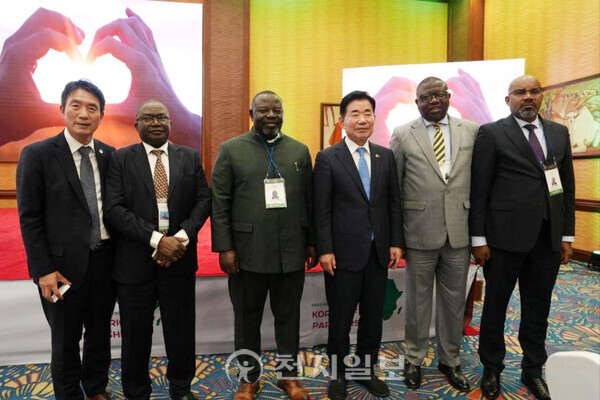 안병윤 부산시 행정부시장(왼쪽)과 김진표 국회의장(왼쪽 네 번째)이 지난 4일부터 6일까지(현지시간) 케냐 나이로비에서 열린 ‘한·아프리카 경제협력 콘퍼런스(2030 High-Level Conference on Korea-Africa Partnerships)’에 참석해 관계자들과 기념촬영을 하고 있다. (제공: 부산시) ⓒ천지일보 2023.10.09.