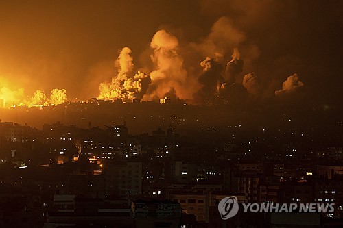 지난 7일 팔레스타인 가자지구를 통치하는 무장단체 하마스가 이스라엘에 대한 대대적 공세를 가하고 이스라엘이 보복 공습에 나서며 이 지역의 사상자 수가 폭발적으로 증가했다. 사진은 이스라엘-하마스 전쟁으로 화염에 휩싸인 가자지구 (출처: AP, 연합뉴스)
