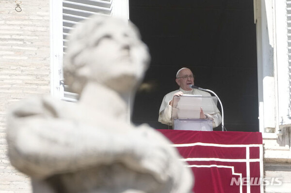 8일 일요일 바티칸에서 열린 삼종기도 정오 기도회에서 성 베드로 광장이 내려다보이는 작업실 창에서 메시지를 전하고 있습니다. (AP=뉴시스)