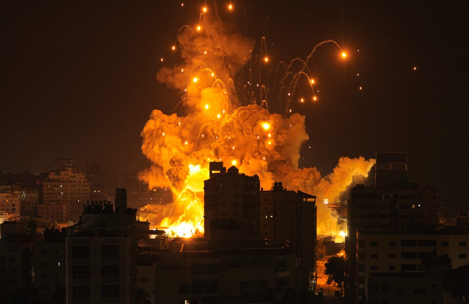 8일(현지시간) 이스라엘의 공습으로 가자지구에서 미사일이 폭발하고 있다. (AFP/연합) 2023.10.09.