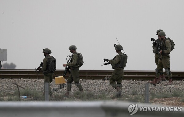 가자지구 분리장벽 인근을 수색하는 이스라엘 군인들. (출처: EPA 연합뉴스)