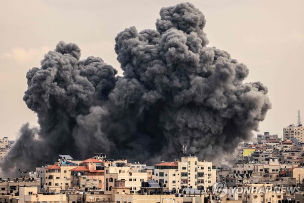 (가자시티 AFP=연합뉴스) 팔레스타인 무장정파 하마스와 이스라엘군 간 무력 충돌 발생 사흘째인 9일(현지시간) 가자지구에서 검은 연기가 치솟고 있다. 이번 충돌로 지금까지 양측에서 1천100명 이상이 사망했다.