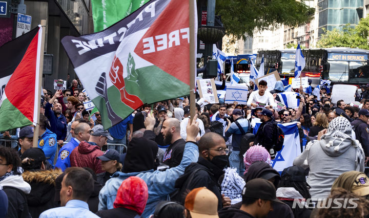 9일(현지시각) 미국 뉴욕의 이스라엘 영사관 앞에서 이스라엘과 팔레스타인 지지자들이 모여 시위하고 있다. (AP/뉴시스) 2023.10.10.