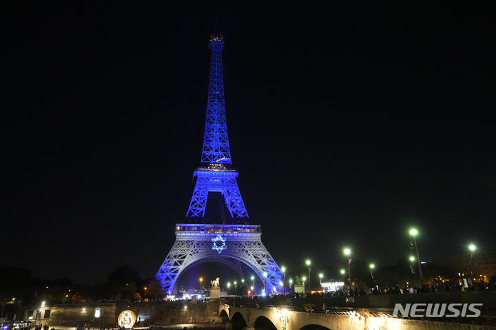 9일(현지시각) 프랑스 파리에 있는 에펠탑에 이스라엘과의 연대를 보여주는 이스라엘 국기 색상의 조명이 비치고 있다. (AP/뉴시스) 2023.10.10.