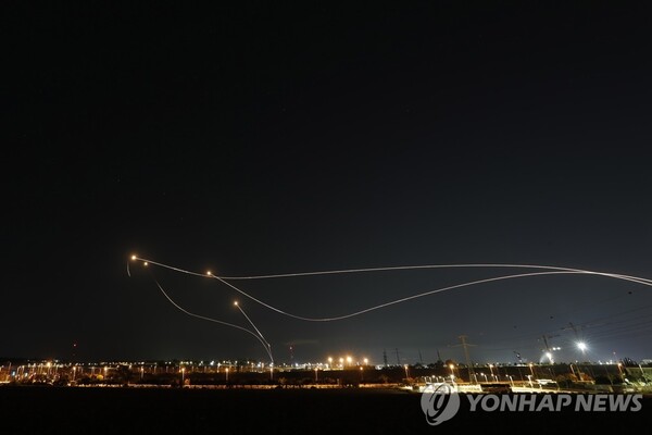 가자지구발 로켓포탄을 요격하는 이스라엘군의 저고도 방공망 아이언돔. (EPA/연합뉴스)