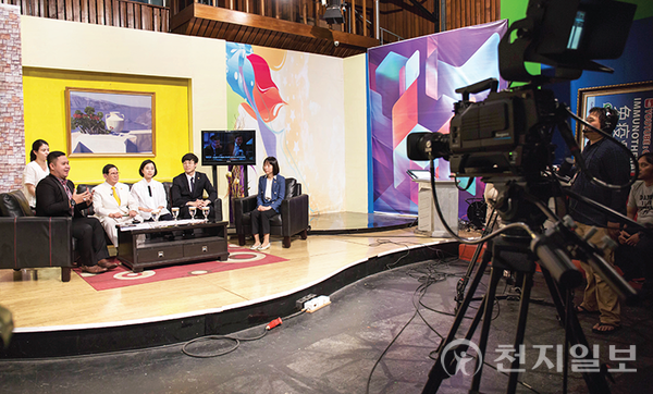 인도네시아 국영방송국 TVRI 방송 프로그램에 출연한 HWPL 이만희 대표와 평화사절단이 2018년 1월 28일 방송을 촬영하고 있다. (제공:HWPL) ⓒ천지일보 2023.10.11.