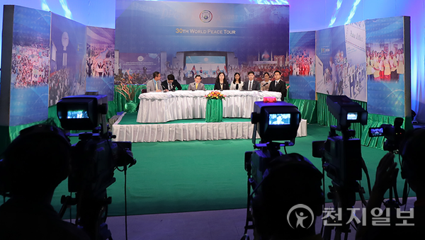 2019년 2월 22일 HWPL 평화사절단이 캄보니아 국영 방송사인 TVK와 인터뷰를 진행하고 있다. (제공:HWPL) ⓒ천지일보 2023.10.11.