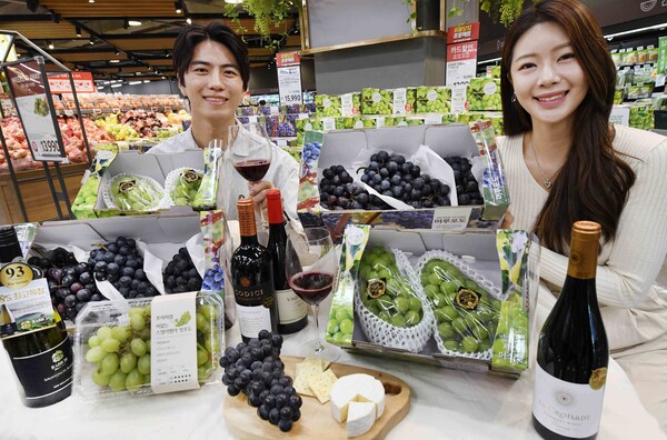 모델들이 11일 서울 등촌동 ‘홈플러스 메가푸드마켓’ 강서점에서 ‘포도 유니버스’ 및 ‘와인데이’ 행사를 소개하고 있다. (제공: 홈플러스)