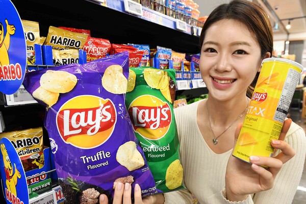 모델이 12일 서울 등촌동 ‘홈플러스 메가푸드마켓’ 강서점에서 수입 과자 신상품을 선보이고 있다. (제공: 홈플러스)