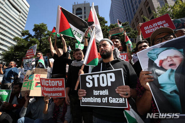 국내 거주 아랍인들과 노동자연대 회원들이 11일 오후 서울 중구 파이낸스빌딩 앞에서 팔레스타인 지지 집회를 열고 이스라엘의 가자지구 폭격을 규탄하고 있다. (출처: 뉴시스) 2023.10.11