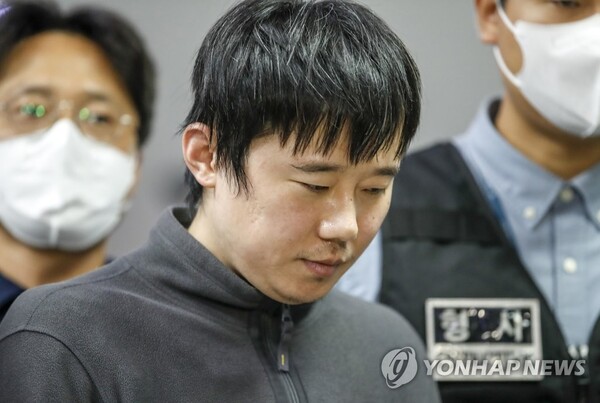 지난해 9월 21일 신당역 살해 피의자 전주환이 남대문경찰서에서 검찰로 이송되고 있는 모습. (출처: 연합뉴스)