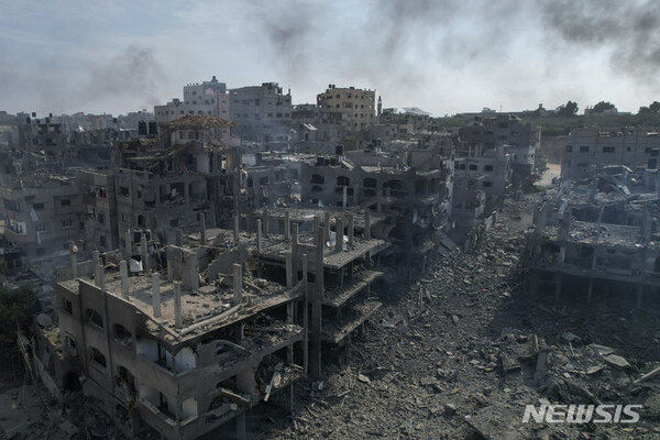 이스라엘 공습으로 폐허만 남은 자발리아[가자지구=AP/뉴시스] 11일(현지시각) 팔레스타인 가자 지구 북부 자발리아 거리가 이스라엘의 공습으로 폐허가 돼 있다. 2023.10.11.