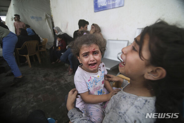 이스라엘의 가자지구 폭격으로 부상을 당한 어린이들. (출처: 뉴시스, AP)