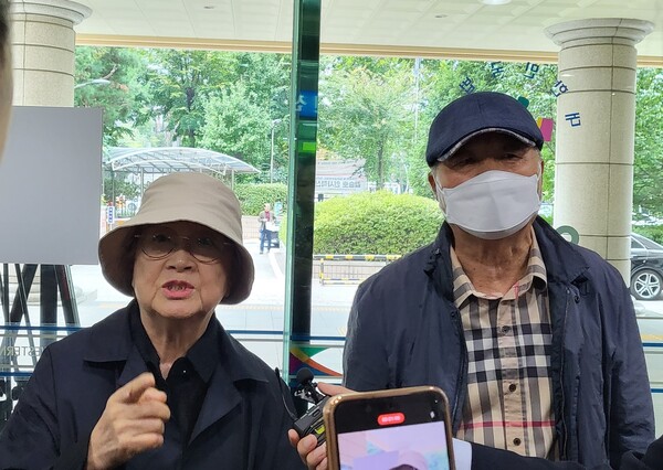 박수홍 어머니 지씨(왼쪽)와 아버지 박씨. (출처: 연합뉴스)