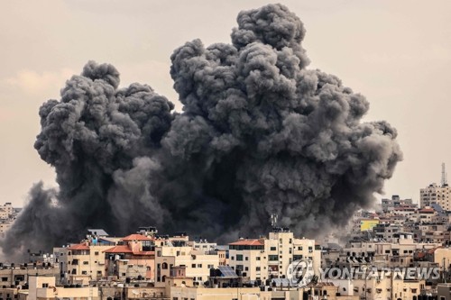 (출처: AFP, 연합뉴스) 팔레스타인 무장정파 하마스와 이스라엘군 간 무력충돌 발생 사흘째인 9일(현지시간) 가자지구에서 검은 연기가 치솟고 있다.