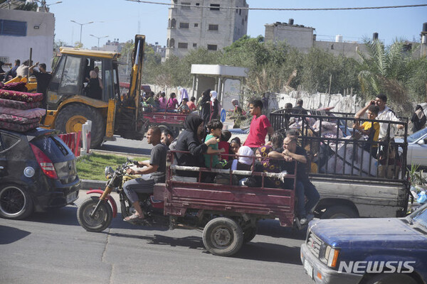 [AP/뉴시스] 이스라엘 군이 가자지구 북부주민에 소개 명령을 내린 13일 팔레스타인 주민들이 차에 짐을 싣고 남쪽으로 피난 이동하고 있다