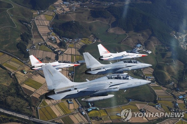 (서울=연합뉴스) 지난 2021년 개최된 ‘서울 ADEX 2021’에서 제8기 국민조종사들이 탑승한 국산항공기 FA-50, T-50 4기가 편대 비행하고 있다.