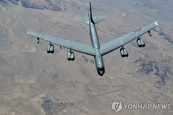 (워싱턴=연합뉴스) 미국 중부사령부는 미 루이지애나주 바크스데일 공군기지에 배치된 제2폭격비행단 소속 B-52H 폭격기 2대가 13개 협력국 공군 전력과 통합 임무를 수행했다고 10일(현지시간) 보도자료를 통해 밝혔다. 사진은 B-52H 폭격기. 2022.11.11 [중부사령부 제공.