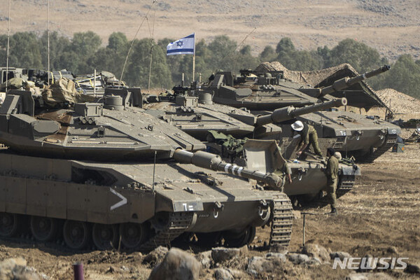 [텔아이브=AP/뉴시스] 14일(현지시각) 장소가 알려지지 않은 이스라엘과 레바논 국경 인근에 이스라엘 전차들이 주둔해 있다. 2023.10.15.