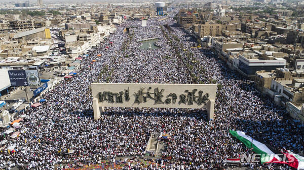 [AP/뉴시스] 13일 이라크 수도 바그다드의 타리르 광장에 수만 명의 무슬림들이 금요예배 후 모여 가자 지구의 팔레스타인 지지 시위를 벌이고 있다.