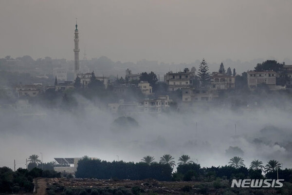이스라엘 포격으로 연기 치솟는 레바논 마을[다하이라=AP/뉴시스] 16일(현지시각) 레바논 남부 이스라엘과 국경을 맞대고 있는 국경 마을 다하이라에서 이스라엘의 포격으로 연기가 치솟고 있다. 2023.10.17.