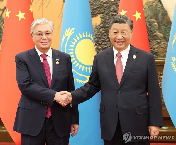 17일 토카예프 카자흐스탄 대통령을 만난 시진핑 주석. (출처: 연합뉴스)