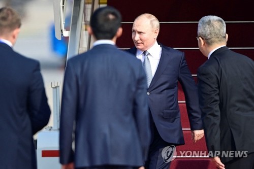 블라디미르 푸틴 러시아 대통령이 17일 중국 베이징 서우두 국제공항에 도착하고 있다. (출처: 연합뉴스)