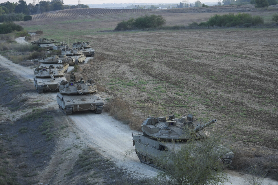 11일(현지시각) 이스라엘 모처에서 이스라엘군 전차들이 가자지구를 향해 이동하고 있다.  (AP/뉴시스) 2023.10.12.