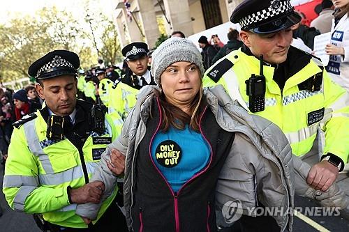 (런던 AFP=연합뉴스) 스웨덴 기후활동가 그레타 툰베리가 17일(현지시간) 영국 런던에서 열린 석유·가스 회사 임원들의 회의를 방해한 혐의로 경찰에 체포됐다.