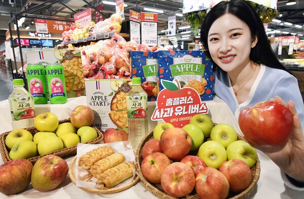 모델이 18일 서울 등촌동 ‘홈플러스 메가푸드마켓’ 강서점에서 ‘사과 유니버스’ 행사를 소개하고 있다. (제공: 홈플러스)