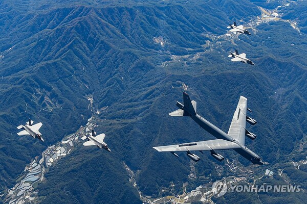 (서울=연합뉴스) 17일 미국 공군의 B-52H 전략폭격기와 한국 공군의 F-35A 전투기들이 한반도 상공에서 한미 연합공중훈련을 실시하고 있다. 2023.10.17